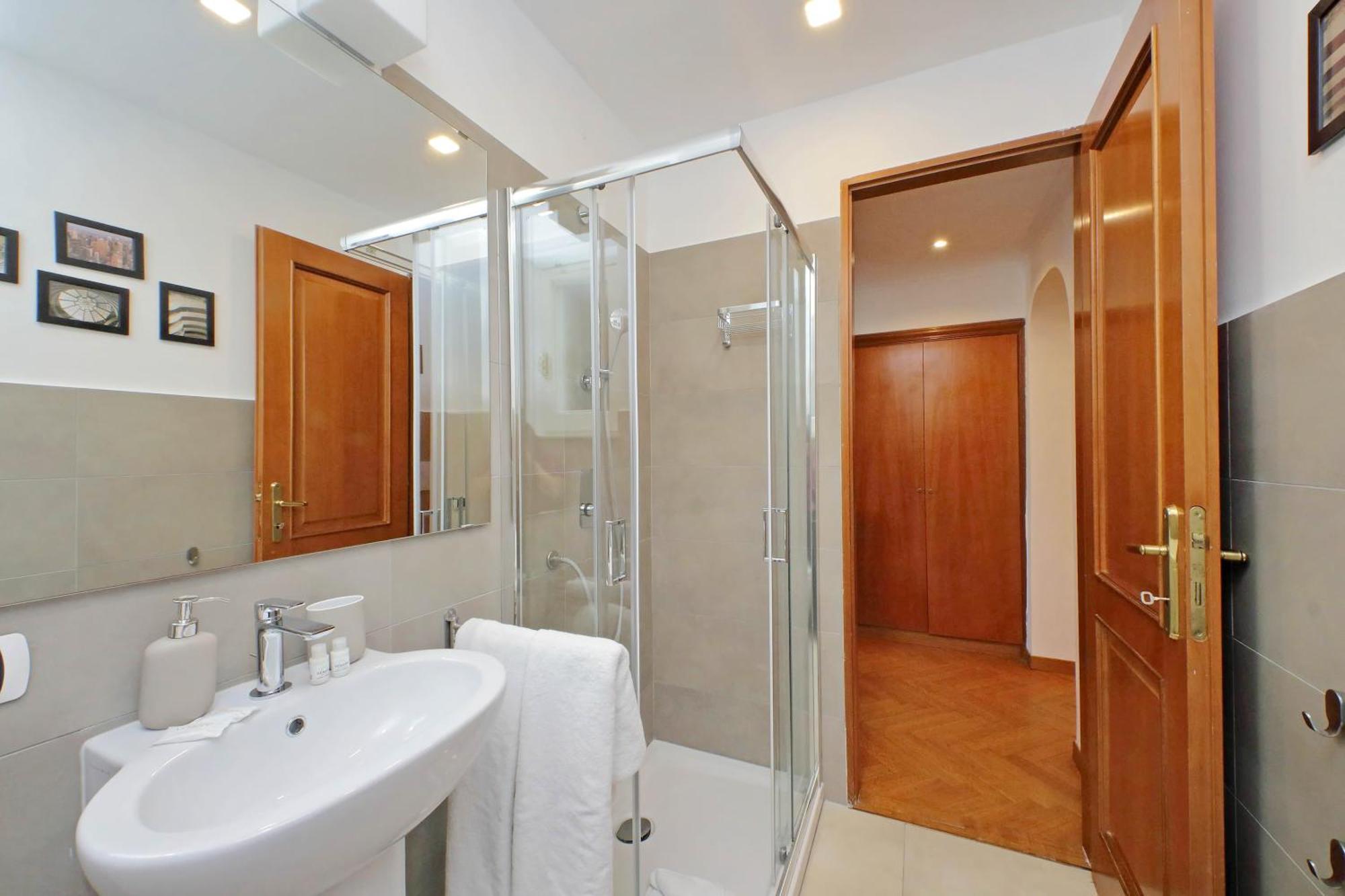 Ych-Comfortable 2 Bedrooms Flat Near Colosseum Rome Bagian luar foto